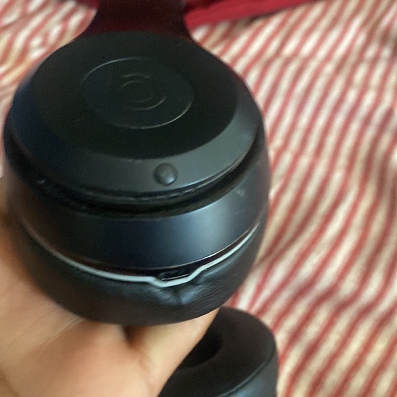 this is a beats solo it works good like brand new - Picture 3 of 4